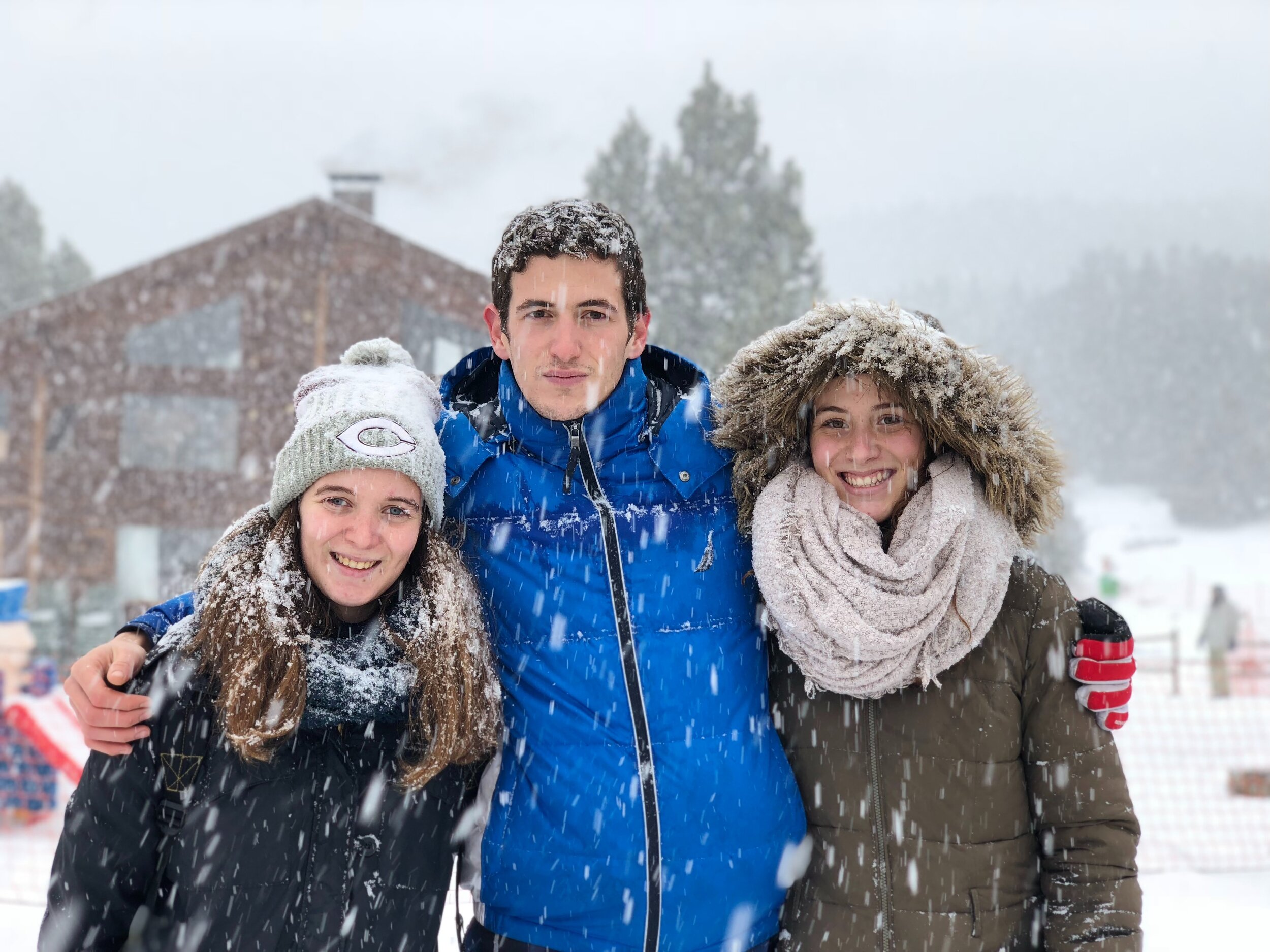 3 siblings in the snow